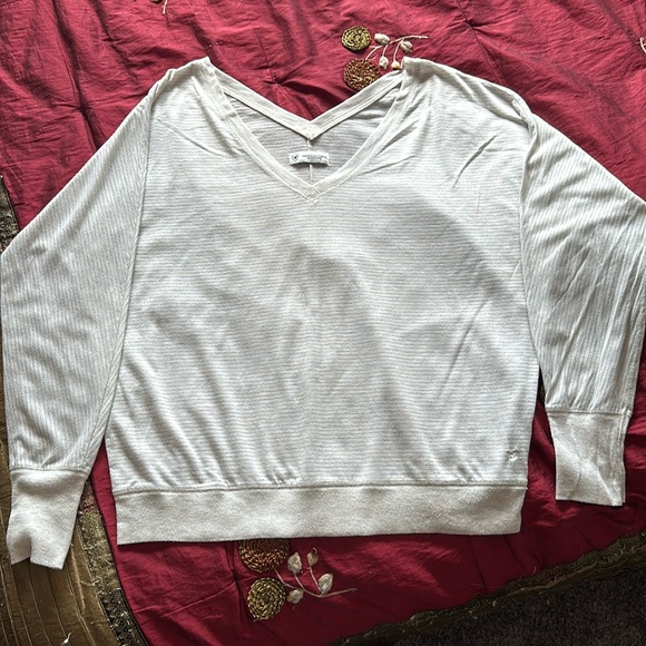 American Eagle Outfitters Tops - 3/$15 AMERICAN EAGLE LONG SLEEVE FRONT/BACK V-SHIRT TOP RIB CUFFS/WAIST CREAM